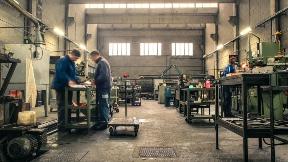 Zaměstnanci v továrně