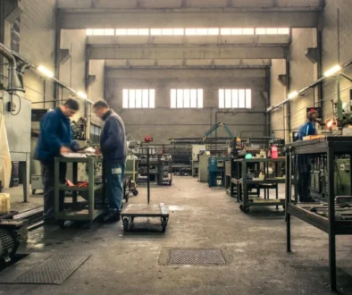 Zaměstnanci v továrně