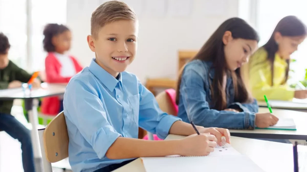 chlapec školního věku v lavici