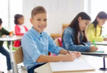 chlapec školního věku v lavici