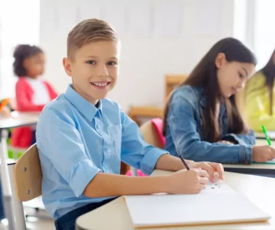 chlapec školního věku v lavici